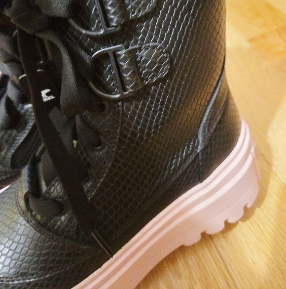 Sorel Pink & Black Platform Boots NEW! - Picture 7 of 10